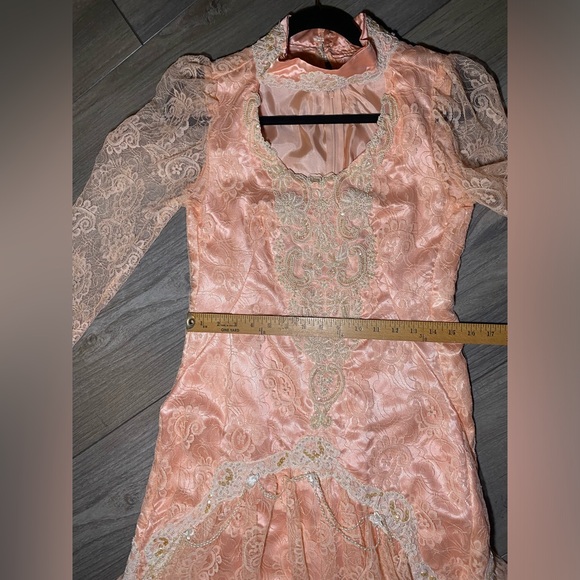 EUC True Vintage 1970s or 80s Peach Pink Lace Keyhole Pearl Appliqué Mermaid - Picture 10 of 16